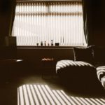 Streifenvorhang. Licht kommt durch das Fenster.